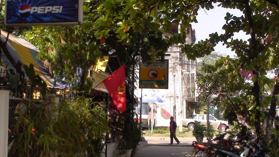 Man beachte die Fahne mit Hammer und Sichel