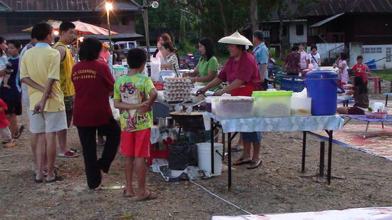 Jetzt schlage ich mir dann den Bauch voll mit den Leckereien vom Night-Market