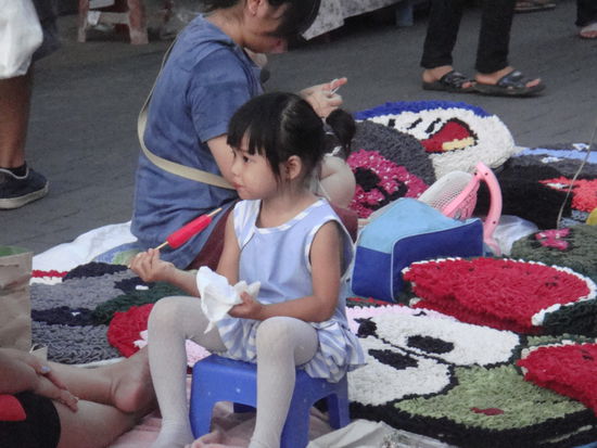 Auch dem kleinen Maedchen scheints zu schmecken.