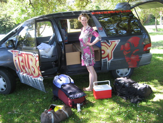 pina etwas ueberfordert vor unserem hellboy