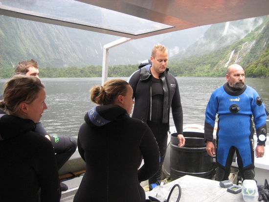 rechts unser divemaster alex aus aegypten...