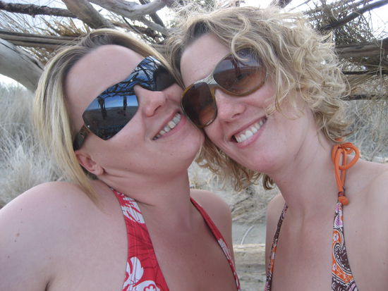 man sieht zwar nicht viel von der kleinen strandhuette an der nordspitze der suedinsel,aber sehen wir nicht gluecklich aus