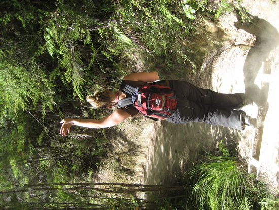 im walking,yes i do,im wakling....