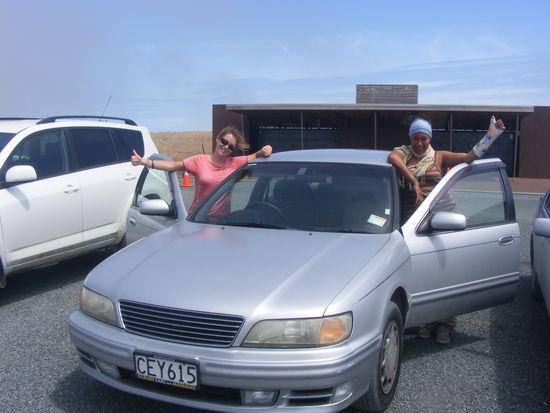 Maresa und ich mit unserem Zuhause fuer 1-nen Monat