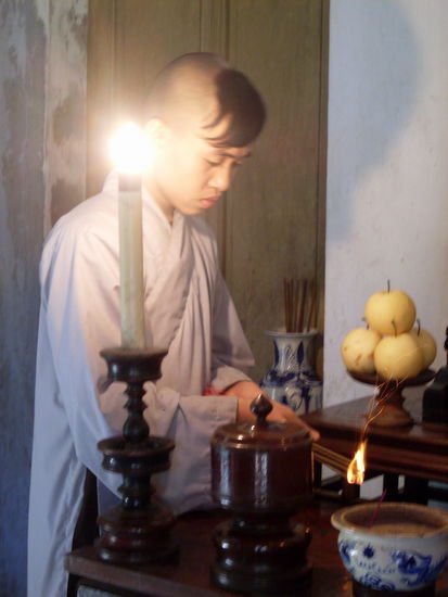 Nachwuchsmoench bei der Vorbereitung der Zeremonie