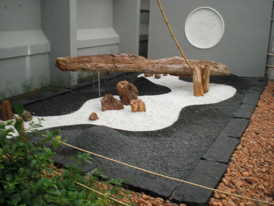 ein zen-garten im garten