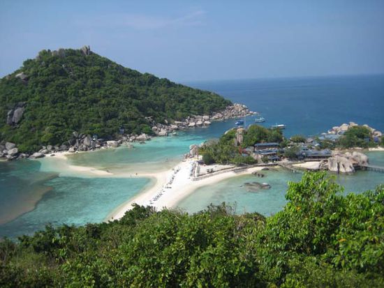 Koh Nang Yuan vom View Point aus. Man kann uebrigens ueberall Postkarten kaufen mit genau diesem Motiv drauf