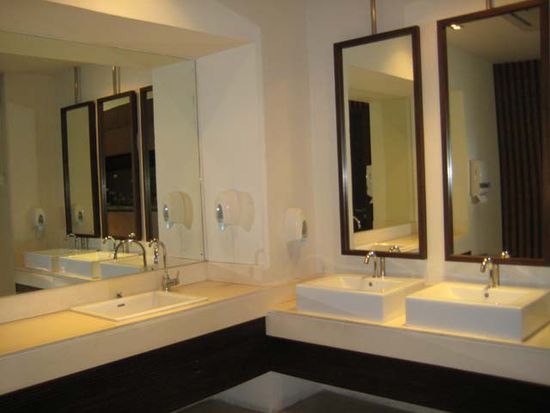 Der Waschraum der Toiletten am Flughafen Koh Samui - wie in einem guten Hotel wie ich finde