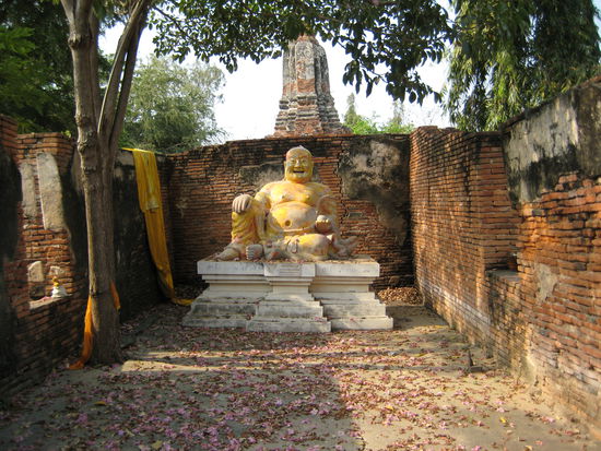 Chinesischer Buddha auf dem Wat Phu Khao Thong Gelände