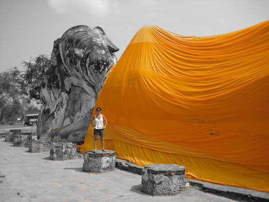 Der 37 m lange (laut unserem Reisefuehrer) Buddha auf dem Gelaende des Wat Lokaya Sutharam (Das Foto war ein kleines Experiment mit unserer Kamera - alles s/w anzeigen, ausser alles gelbe auf dem Bild)