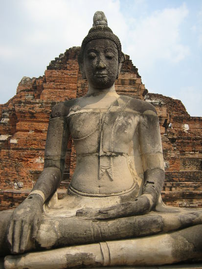 Eine der wenigen kompletten Buddhastatuen auf dem Gelaende