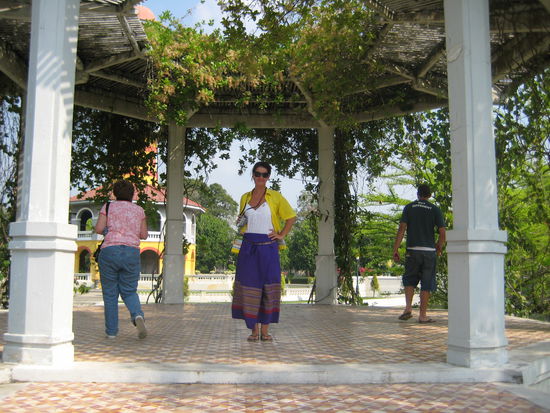 Sehr schick sehe ich aus - ist auch ueberhaupt nicht warm, wenn man bei 36 Grad von oben zwei Lagen Klamotten an hat! 