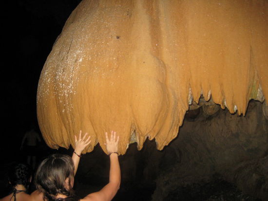 Tropfsteine - in der Hoehle gibt es eine Menge Stalagtiten (haengend) und Stalagmiten (stehend)