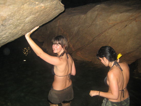 Das Lachen kam ein bisschen gequaelt. Das Wasser war nicht zu klat, hat aber im ersten Moment doch Ueberwindung gekostet, mit der Hose komplett reinzugehen.