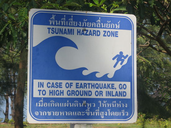 Ueberall an der Uferstrasse in Khao Lak zu finden - Schilder fuer den Fall eines neuen Erdbebens sowie Hinweise zur "Evacuation Route"