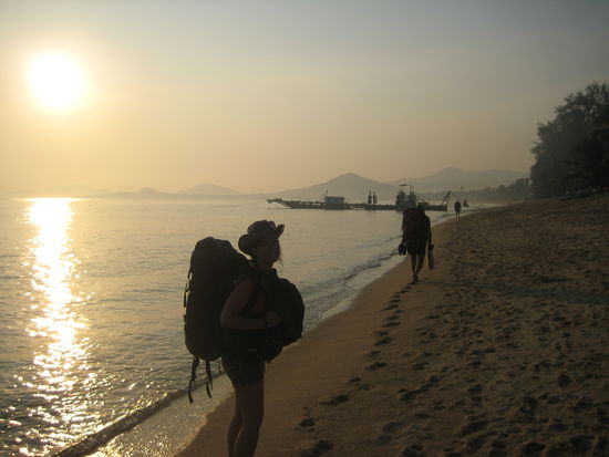Morgens um 7.30 Uhr, Mae Nam Beach, auf dem Weg zum Lomprayah Pier.