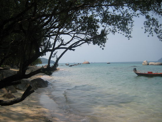 Ao Plai Laem (oft auch Aow Plaalaem genannt) - "Sabai Beach". Wie man sieht wachsen die Baeume dort direkt bis ans Wasser.