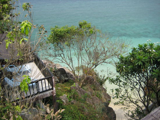 Blick auf die Terasse eines Bungalows vom "High Life Bungalow" am Haad Yao - sind dort immer zum fruehstuecken.