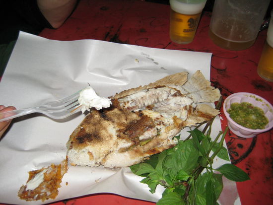 Fisch in Salzkruste auf der "Food Fair" in Thong Sala