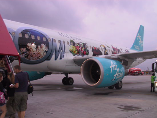 Air Asia setzt eine recht standesgemäße Boeing ein...