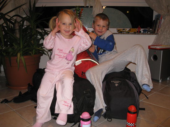 Lynn und Liam freuen sich schon riesig auf die Reise.