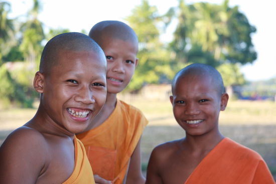 Beim Besuch einer Tempelanlage posten diese junge Novizen fuer ein paar Fotos.
