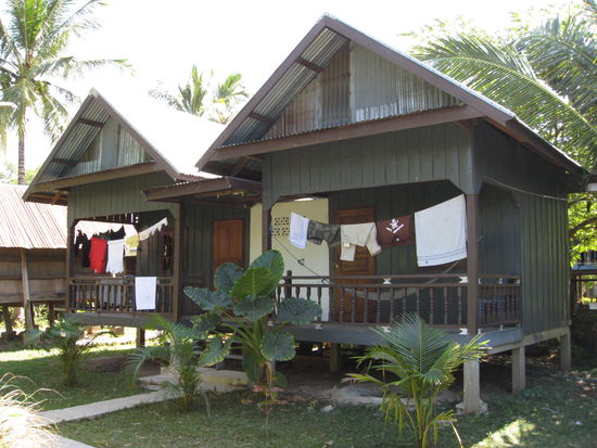 Das sind unsere Huetten.
li. Wolfgang und Juergen
re. Liam, Lynn, Nicole und Frank