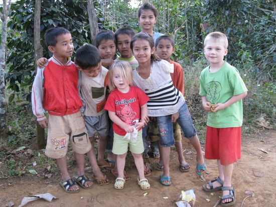 Liam und Lynn finden immer sehr schnell neue Spielkameraden.