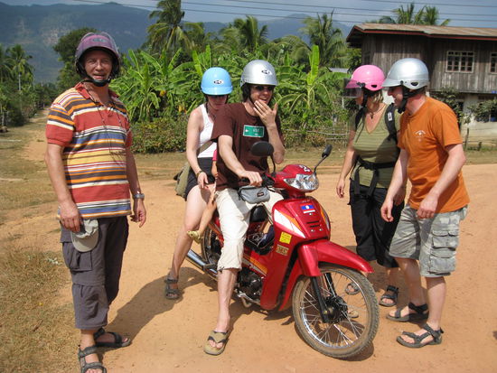 Patrik und Claudia auf dem motorbike. Die beiden Schweizer hatten wir bereits in Kratie kennengelernt.