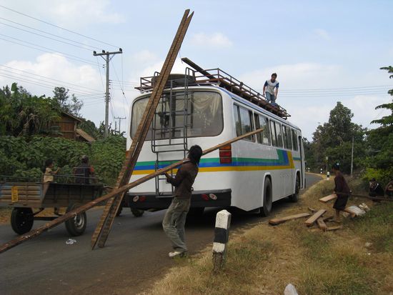 Unser Bus...hier wird gerade ein Haus aufgeladen.