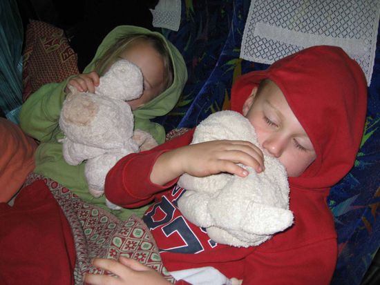 Auf der Fahrt nach Vientiane. Einschlafen natuerlich nur mit Kuscheltier.