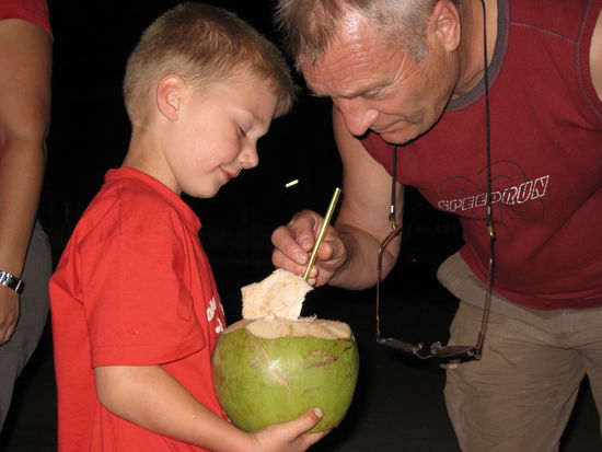 Liam und Opa schluerfen eine coconut.