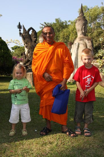 Lynn und Liam mit einem Moench