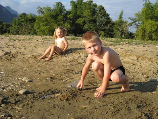 ... und im Dreck (Sand) rumspielen natuerlich auch