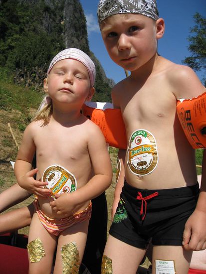 Reklame fuer Beer Lao 
(nein die kids sind nicht betrunken gewesen)