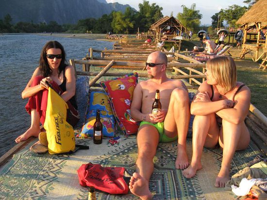 chillen
Links im Bild, Gabriela eine Oestereicherin aus Linz. Sie hatten wir bereits schon in Don Det kennengelernt.