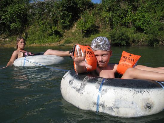 Liam's Reifen war mit einer Schnur gesichert.... sonst waer der uns noch abgehauen...