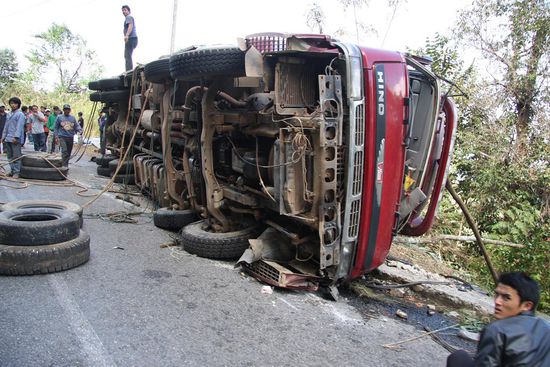 Wohl zu schnell in die Kurve gefahren, aber die hiesige "Feuerwehr" wird sicherlich bald da sein und den Karren wieder aufrichten!!!