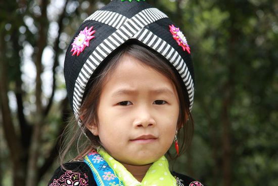 Hmong Kind, fotografiert auf der Fahrt zum Wasserfall Tad Se.