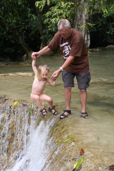 ..und Lynn mit Opa beim Baden im Tad Se