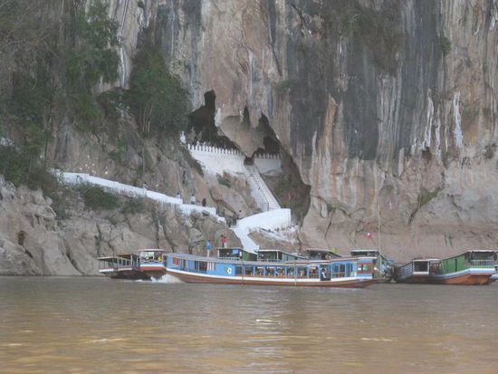 Vorbei kamen wir an der Pak Ou Hoehle. In dieser befinden sich mehrere hundert, teiweise sehr alte Buddhastatuen.