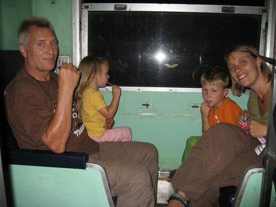 Von Bangkok aus ging es in einer 12 stuendigen Bummelfahrt nach Surat Thani (Suedthailand, ca. 900 km)