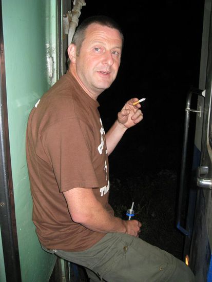 Rauchen war zwar nicht erlaubt, aber dass interessierte den Juergen reichlich wenig (zwischen den Waggons bei offener Tuere)