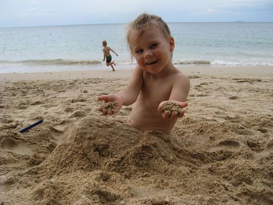 Liam und Lynn haben auf jeden Fall maechtig Spass beim sandeln