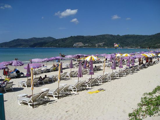 Patong Beach...schoener Strand, sauberes Wasser, aber Massentourismus... nichts fuer uns, deshalb gehts bald weiter....