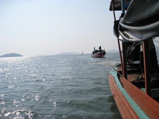 ... und ca. 1 km vor Ranong ist dann auch noch unser Boot kaputt gegangen. Aber zum Glueck kam nach einer halben Stunde ein anderes und schleppte uns ab.
