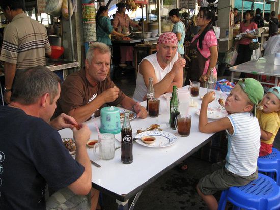 Verspaetetes Mittagessen in Ranong (chicken mit sticky rice).