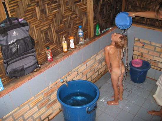 Unsere Dusche... nicht ganz so modern, aber zweckmaessig... und kalt...