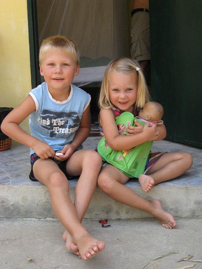 Zwei glueckliche Kinder.