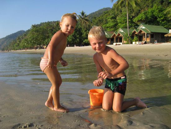 Liam und Lynn auf Krabbensammlung